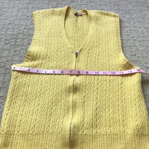 Dundurn Vintage | Yellow knit wool zip up vest - Small - Picture 5 of 9